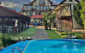 POLARIS B&B-kameralne, rodzinne pokoje i domki z basenem